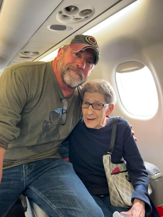 The 88-Year-Old Stranger Is Brought To Tears As A Man Gives Up His First-Class Seat To Her.