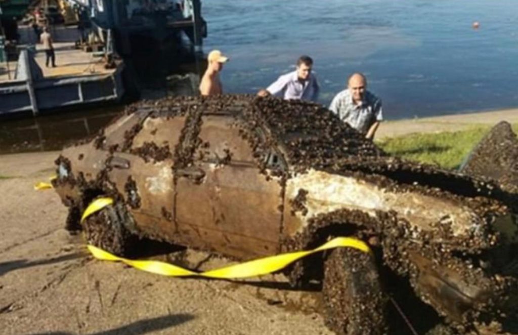 Unexpected discovery! He accidentally found a car at the bottom of the river and called the police