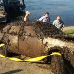 Unexpected discovery! He accidentally found a car at the bottom of the river and called the police