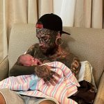 24-year-old dad, whose body was completely covered with over 200 tattoos, removed them for the sake of his baby daughter 😮😮…