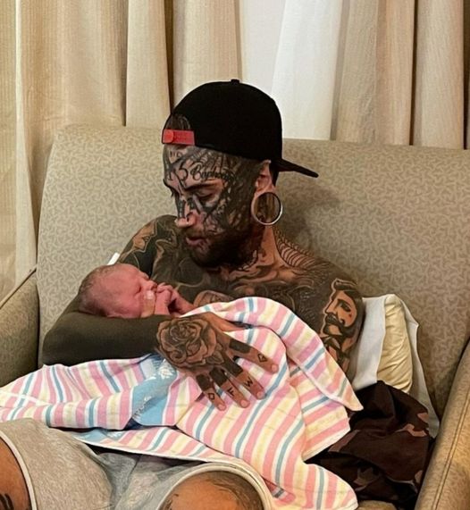 24-year-old dad, whose body was completely covered with over 200 tattoos, removed them for the sake of his baby daughter 😮😮…