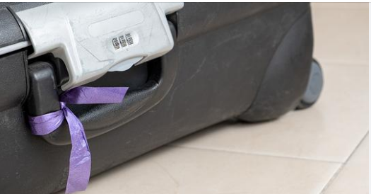 Reveals why you should never tie a ribbon on your luggage by Baggage handler