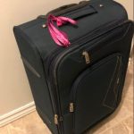 Baggage handler reveals why you should never tie a ribbon on your luggage